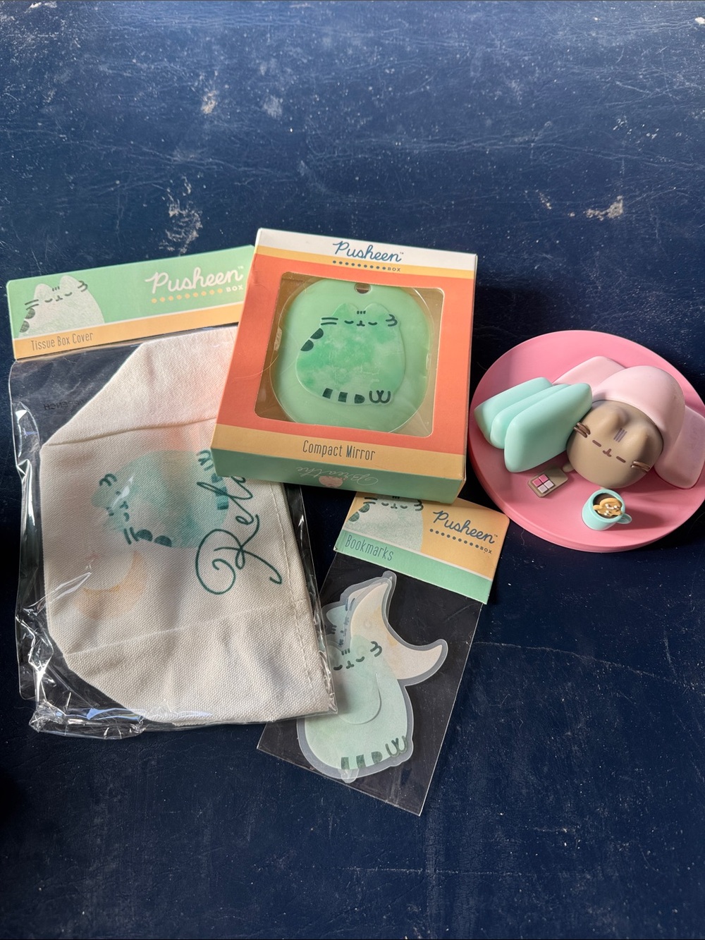Pusheen Vinyl Figure and Compact Mirror